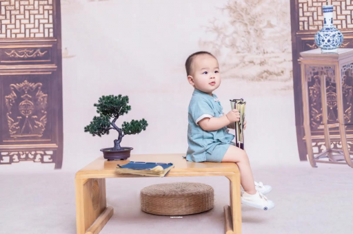 贺州宝宝眼睛肿是什么原因