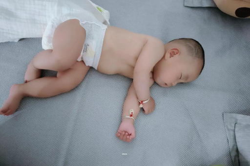 贺州宝宝总是摇头怎么回事